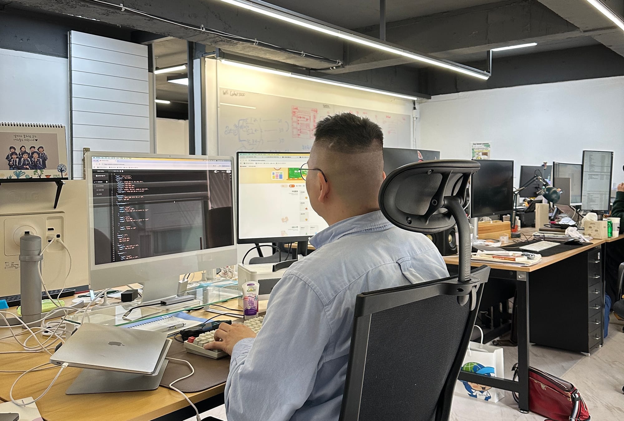 일을 하고 있는 코드넛 사진