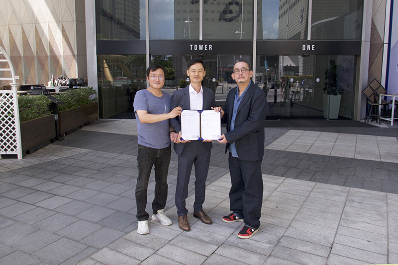 선택시티에 위치한 퀘스트북 사무실 앞에서